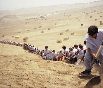 Francis Alÿs. Cuando la fe mueve montañas. Registro de acción, 2002