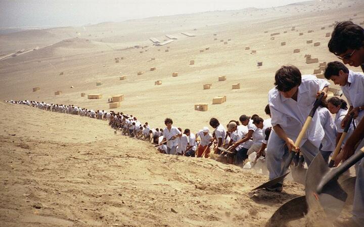 Francis Alÿs. Cuando la fe mueve montañas. Registro de acción, 2002