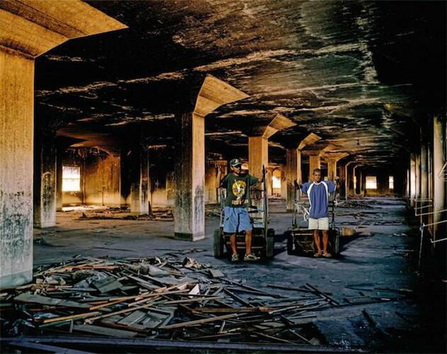 De Zuviría, Facundo, 2006, "Cartoneros en Nuñez", Técnica: Fotografía blanco y negro, Objeto: Fotografía, medidas: 44 x 54 cm