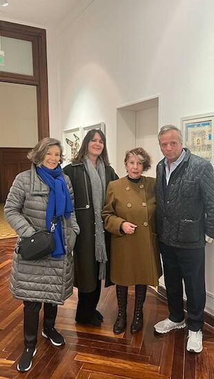 Marcela y Diego Costa Peuser en la Embajada de Brasil junto a la artista Ileana Hochmann